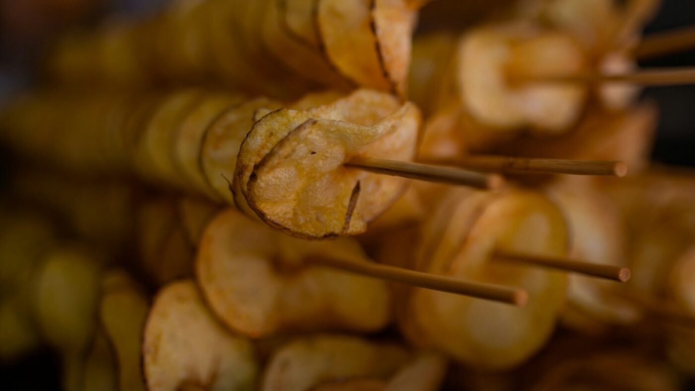 Bulvių eglutės karšto oro gruzdintuvėje: traškūs kraštai, minkštas vidus ir graži šventinė puošmena