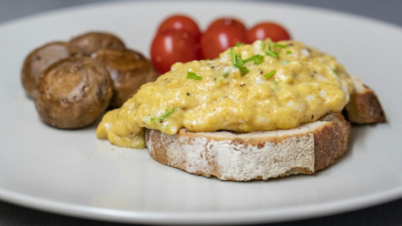 Kiaušinių užtepėlė su pomidoru ir česnaku: sotus užkandis iš penkių ingredientų