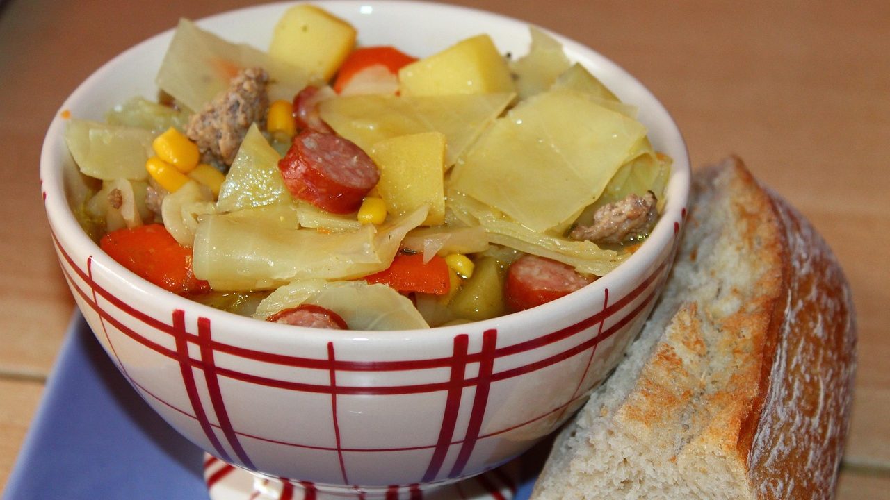 Kopūstų troškinys su dešrelėmis