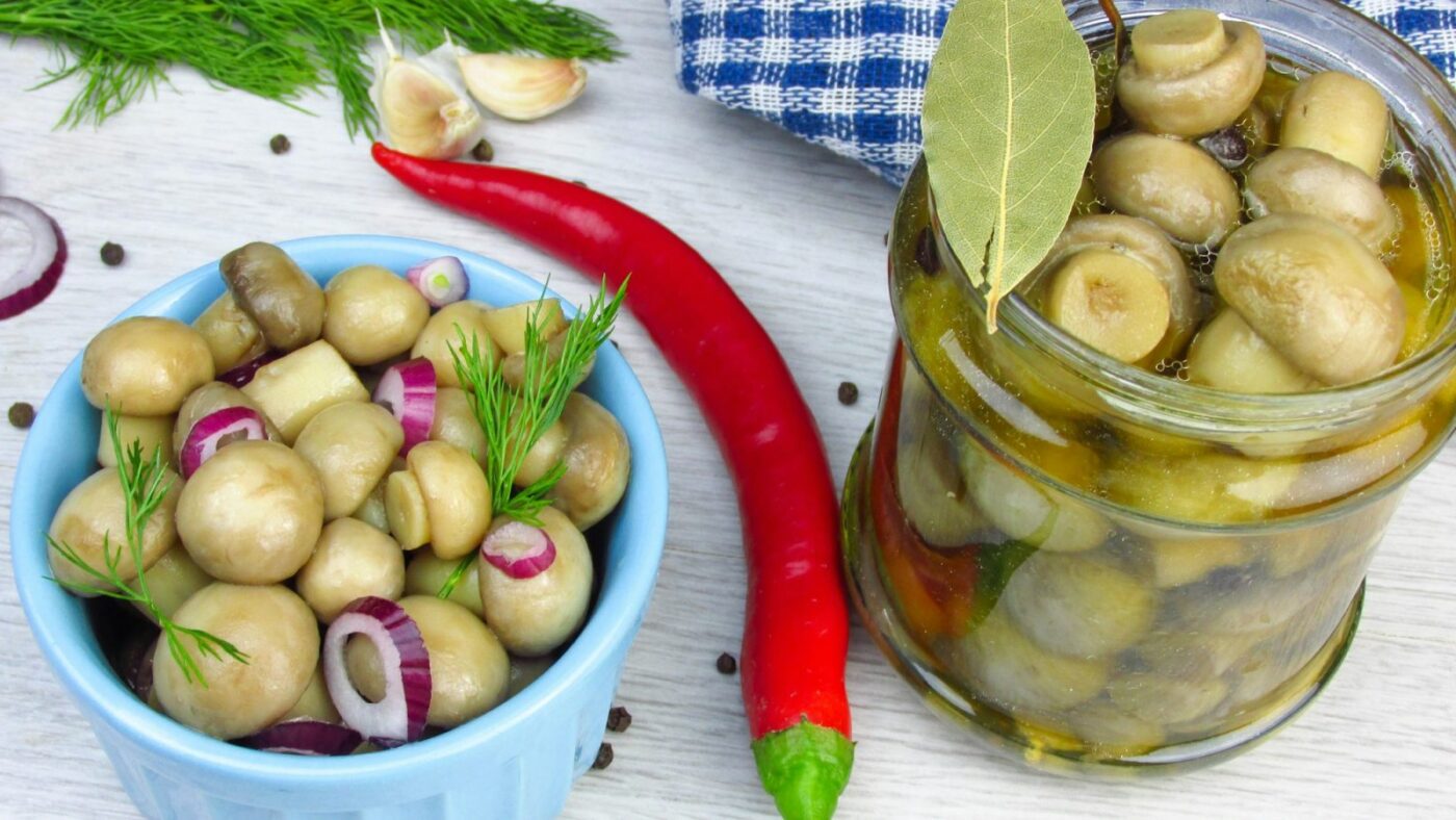 Marinuoti grybai žiemai: skaidrus marinatas su aromatingais prieskoniais
