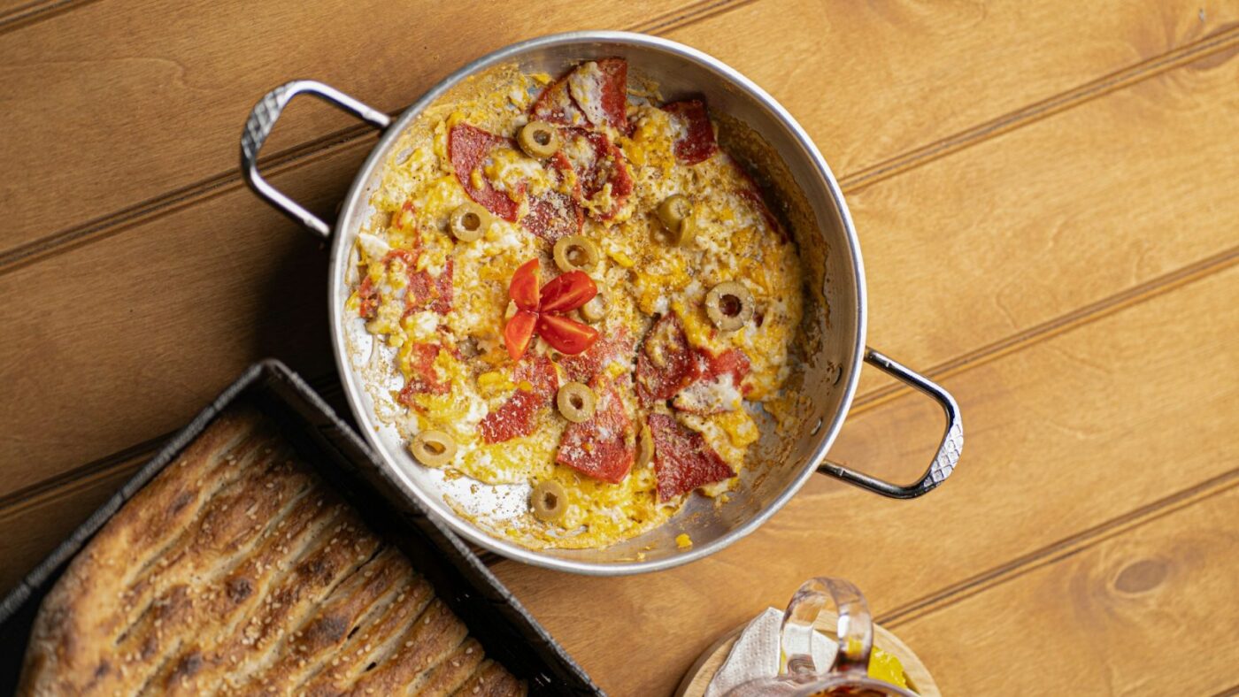 Omletas skardoje su kumpiu, paprika ir sūriu: kelios porcijos iš karto ir minkšta tekstūra