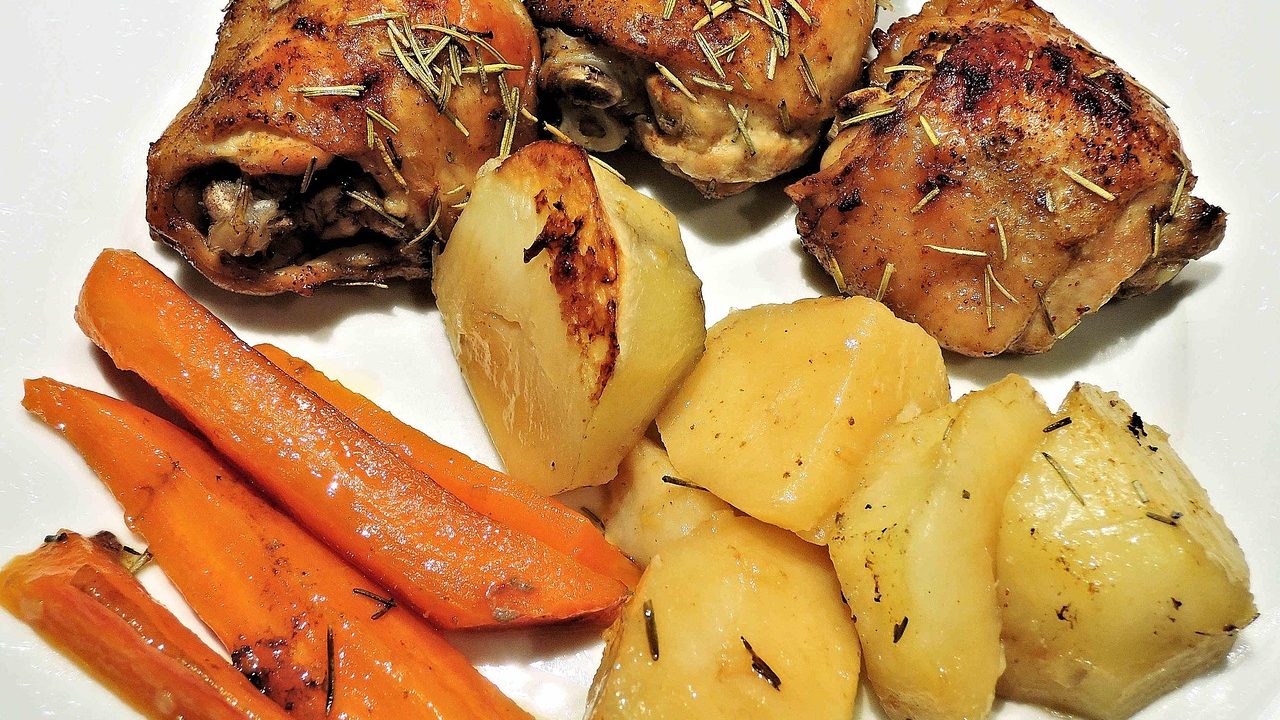 Vištienos šlaunelės orkaitėje su česnaku ir rūkyta paprika: apskrudusios, bet sultingos